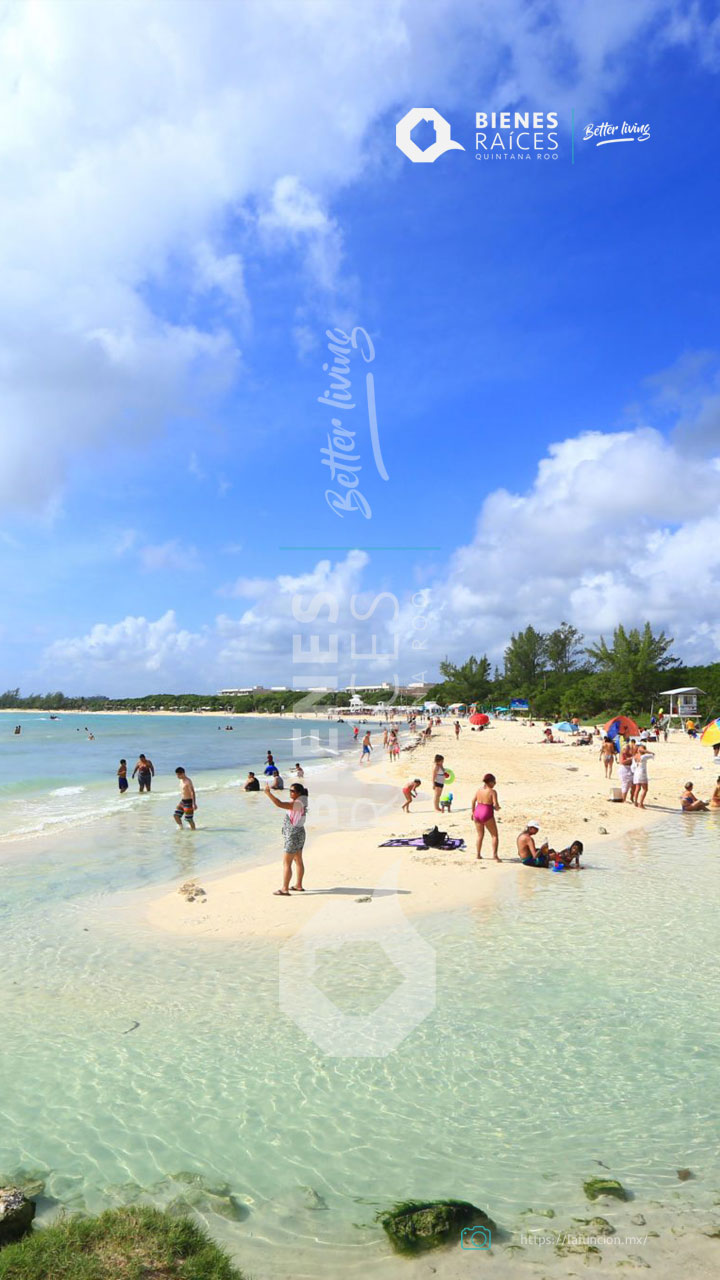 Los-turistas-disfrutan-Playa-del-Carmen-Agencia-Inmobiliaria-Bienes-Raíces-Quintana-Roo-Real-Estate