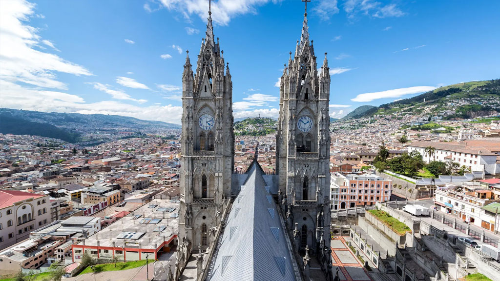 Vuelos-Cancún-Quito-Vivaerobus-Agencia-Inmobiliaria-Bienes-Raíces-Quintana-Roo-Real-Estate-Riviera-Maya-V1